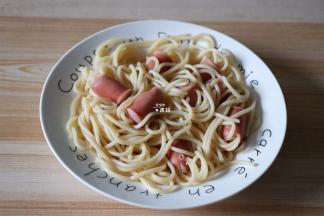 煮好的意面捞出沥干水分；