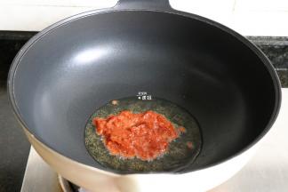 热锅倒橄榄油，加入番茄酱煸炒一会儿；