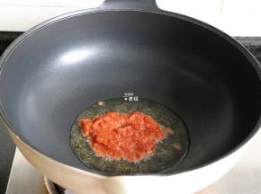 热锅倒橄榄油，加入番茄酱煸炒一会儿；