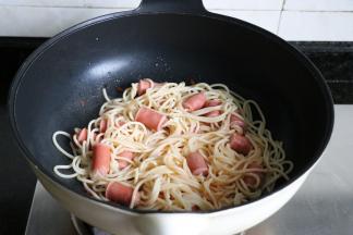 倒入意面稍微翻炒一下，出锅前加入少许盐和黑胡椒粉调味，撒意式香草点缀一下即可；