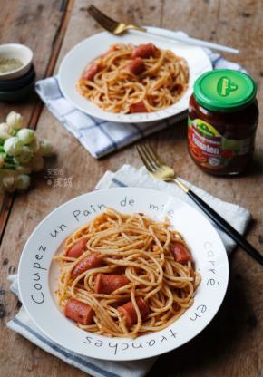 意面从香肠中穿过，新奇好玩的美味早餐！