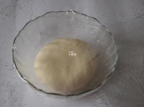 将除甜菜根粉外的其它面团材料混合揉成一个光滑不粘手的面团；