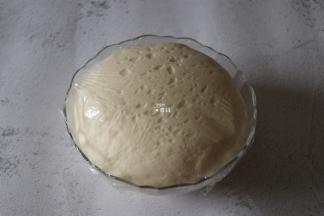 盖上保鲜膜放进烤箱选择发酵功能发酵到2倍大；