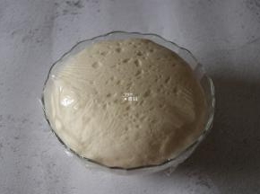 盖上保鲜膜放进烤箱选择发酵功能发酵到2倍大；