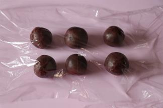 面团发酵的时候来把低糖紫薯馅分成6等份一 一揉圆，每等份20g；