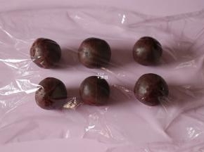 面团发酵的时候来把低糖紫薯馅分成6等份一 一揉圆，每等份20g；