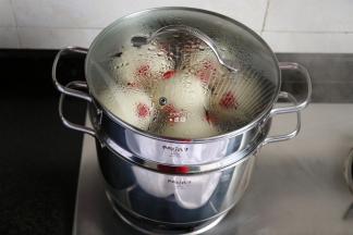 二次发酵好后开火，大火烧开后转中小火继续蒸12分钟左右，关火焖3-5分钟再开盖即可；