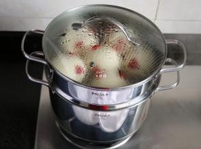 二次发酵好后开火，大火烧开后转中小火继续蒸12分钟左右，关火焖3-5分钟再开盖即可；