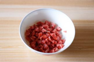 将香肠切小丁备用；