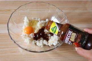 米饭中加入盐、黑胡椒粉、鸡蛋和冠利烧烤酱，拌均匀；