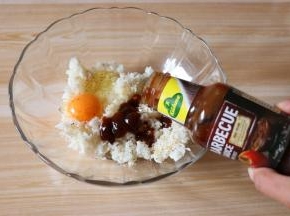 米饭中加入盐、黑胡椒粉、鸡蛋和冠利烧烤酱，拌均匀；