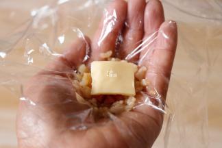 放一小块芝士片；