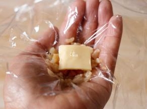 放一小块芝士片；