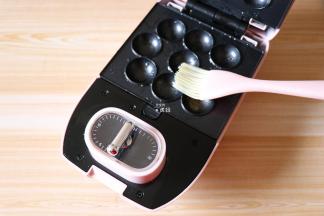 将ACA轻食机装上丸子烤盘，刷一层玉米油；