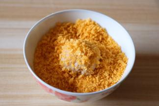 在面包糠中滚一圈，让饭团表面沾满面包糠；