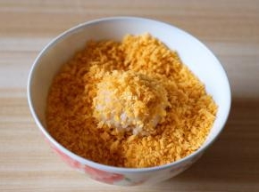 在面包糠中滚一圈，让饭团表面沾满面包糠；