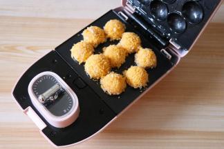 放入裹好面包糠的饭团；