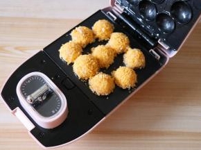 放入裹好面包糠的饭团；