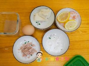 准备好材料，虾要选择新鲜的 注意选择品质，豆腐要选嫩豆腐