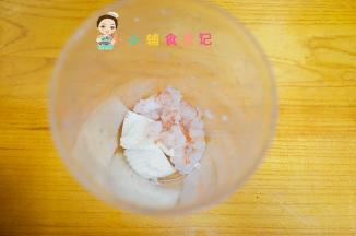 将虾挤干水分+嫩豆腐放入料理机内