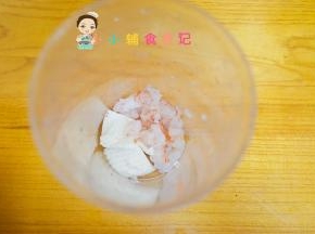 将虾挤干水分+嫩豆腐放入料理机内
