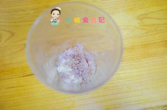 料理机内加入熟肉末、蛋白30g