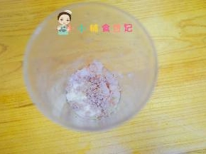 料理机内加入熟肉末、蛋白30g