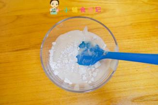 用刮刀混合均匀，如果没有刮刀可以在料理机内加入玉米淀粉用料理机打一下就可以