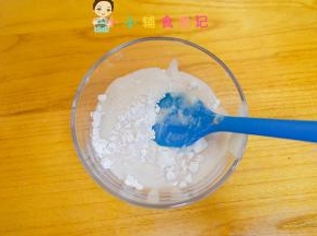 用刮刀混合均匀，如果没有刮刀可以在料理机内加入玉米淀粉用料理机打一下就可以