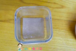 准备一个容器，四周用油抹一下，底下加入一张油纸，这样容易脱模