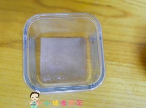 准备一个容器，四周用油抹一下，底下加入一张油纸，这样容易脱模