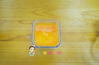 最上面轻轻的倒入蛋黄液，如果宝宝蛋黄过敏可以不加，盖上保鲜膜