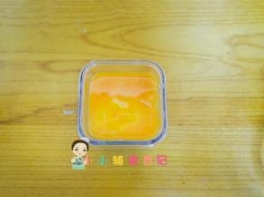 最上面轻轻的倒入蛋黄液，如果宝宝蛋黄过敏可以不加，盖上保鲜膜