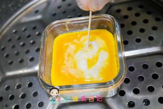 锅里水烧开，放入虾糕蒸20分钟焖一下，用牙签插入没有糊糊带出来，都硬了就是熟了