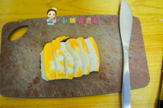 准备熟食菜板跟熟食菜刀，切片即可