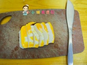 准备熟食菜板跟熟食菜刀，切片即可