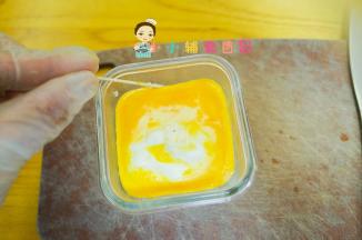 用牙签把四周刮一下脱模就可以了