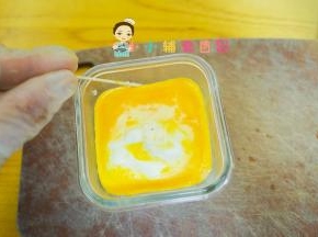 用牙签把四周刮一下脱模就可以了