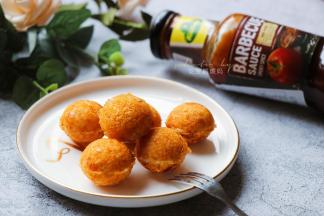 金灿灿的亮丽颜色，酥脆爆浆的口感，好吃停不下。