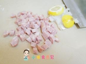 香肠切丁，鳕鱼洗净切丁用柠檬腌渍15分钟