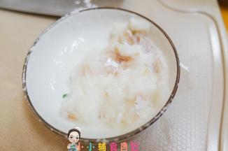 鳕鱼加淀粉加蛋白抓一抓，这样可以让鱼的口感更嫩，要抓一分钟哦