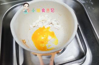 加入蛋黄继续翻炒，这样黄色白色会更好看