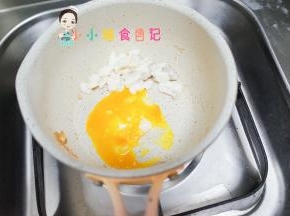 加入蛋黄继续翻炒，这样黄色白色会更好看
