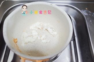 锅里放油加入鳕鱼蛋清翻炒一下