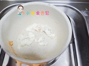 锅里放油加入鳕鱼蛋清翻炒一下