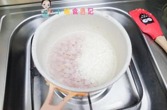 锅里水煮开放入香肠跟粒粒面煮熟捞出