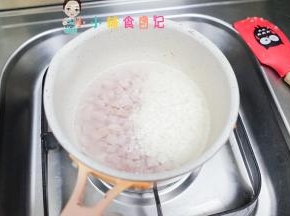 锅里水煮开放入香肠跟粒粒面煮熟捞出