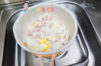 加入煮好的粒粒面跟香肠丁继续翻炒一下就可以啦