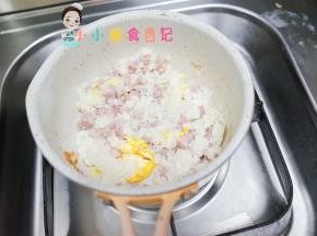 加入煮好的粒粒面跟香肠丁继续翻炒一下就可以啦