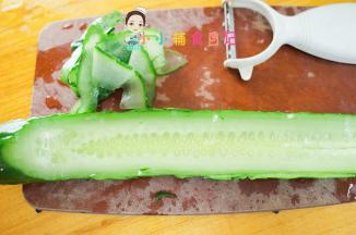 黄瓜洗干净用削皮器片成一片片然后卷起来就可以了，也可以让孩子自己去卷更有乐趣